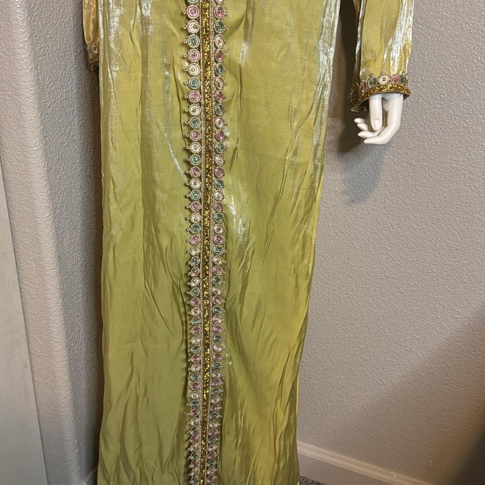 Moroccan Green Satin Hand-Stitched Rhinestone Long-Sleeve Kaftan - Picture 2 of 4
